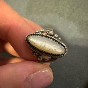 Stunning vintage Sterling silver ring with white opalite color gemstone